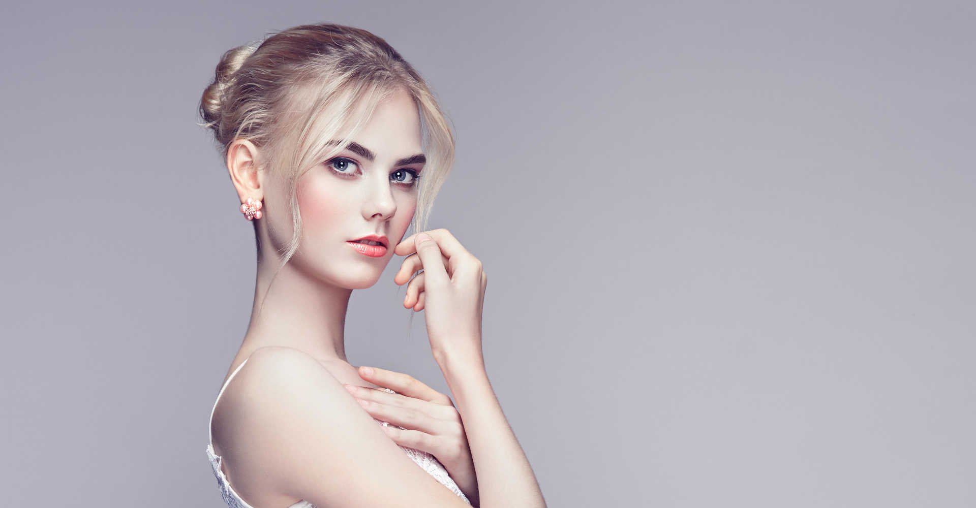 Modelo loira com coque