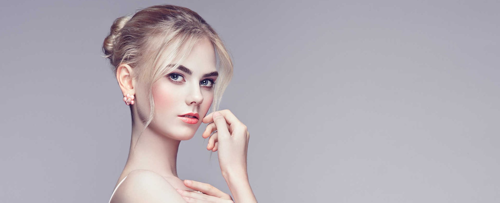 Modelo loira com coque