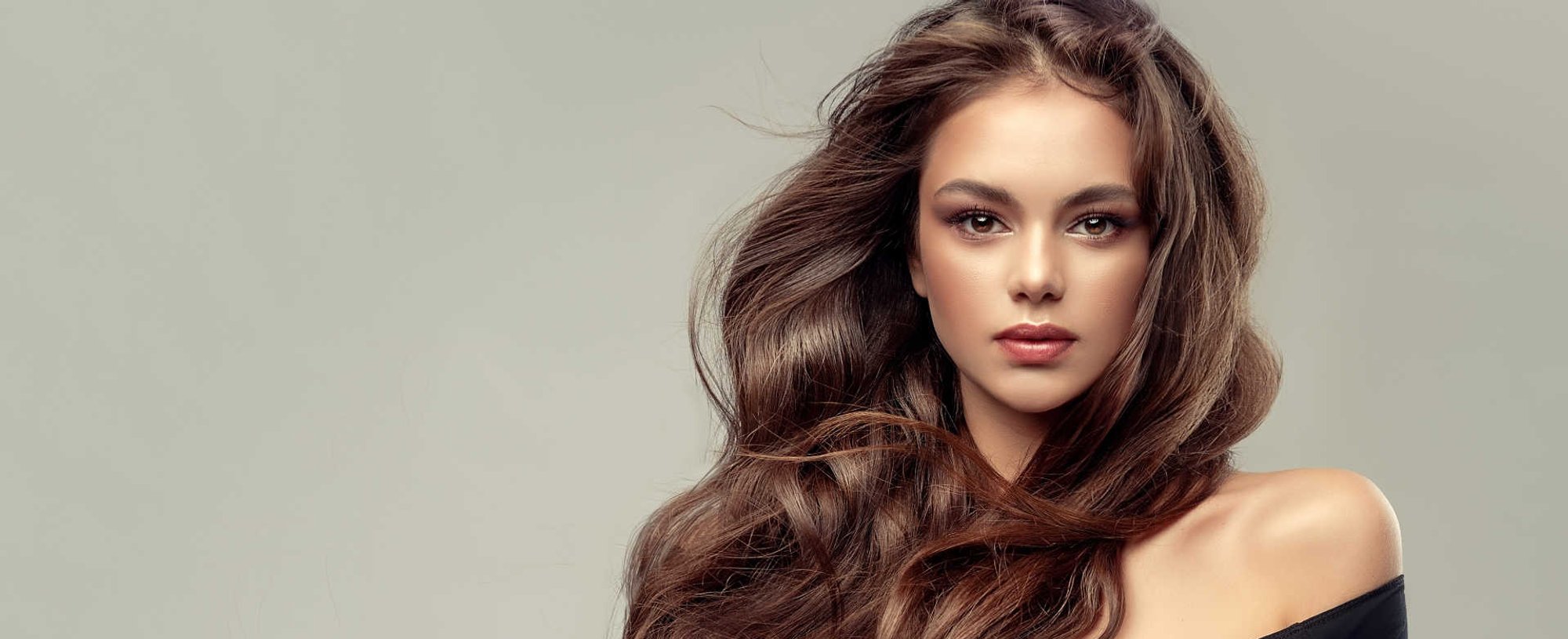 Modelo branca com cabelos volumosos e castanhos