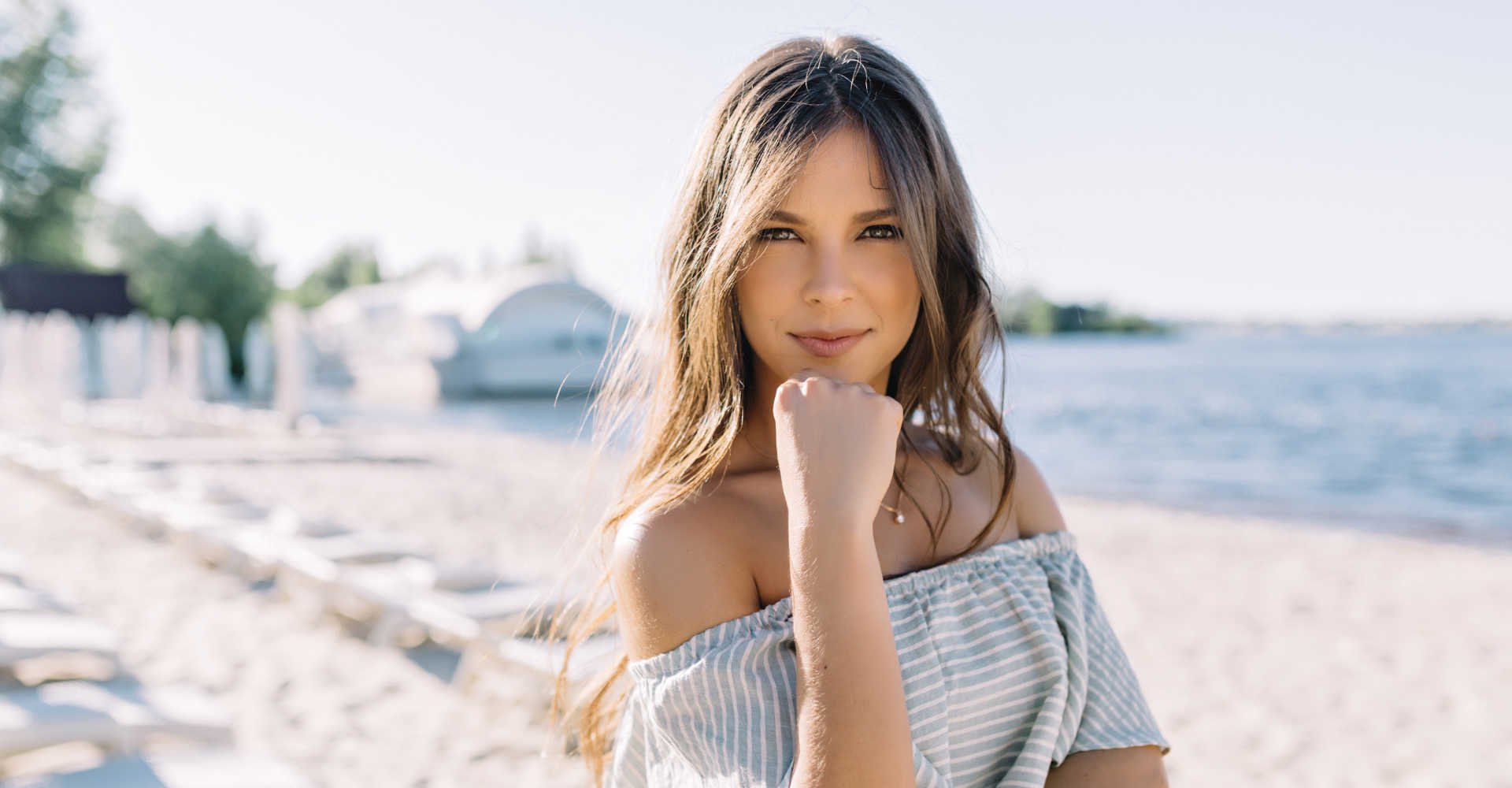 Modelo branca e loira com cabelos compridos posando para a foto