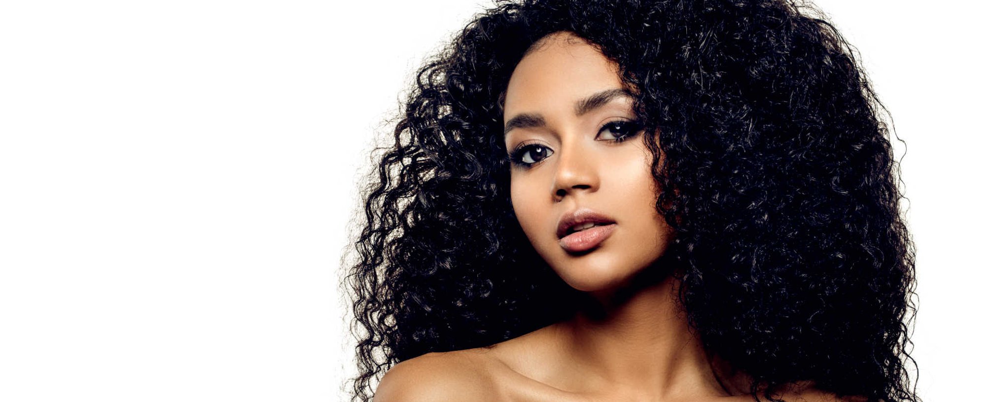 Modelo negra com cabelo cacheado e volumoso