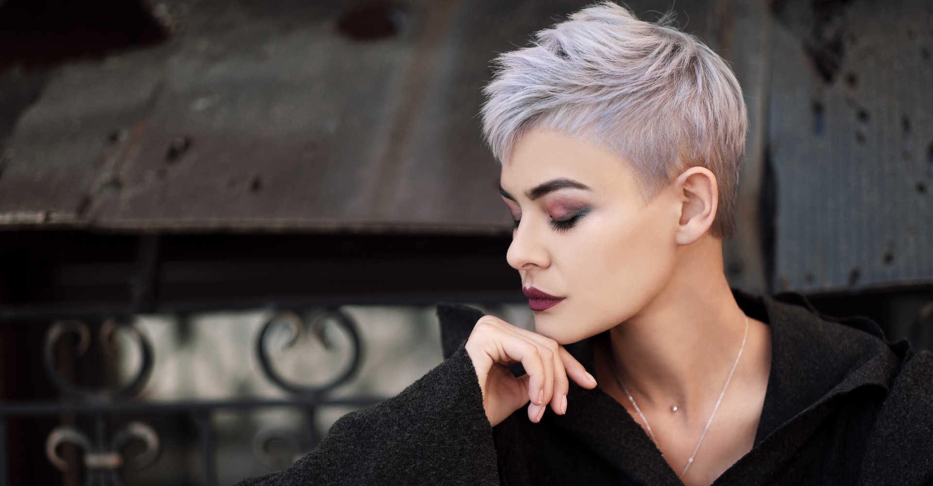 Modelo branca com cabelo curto e platinado