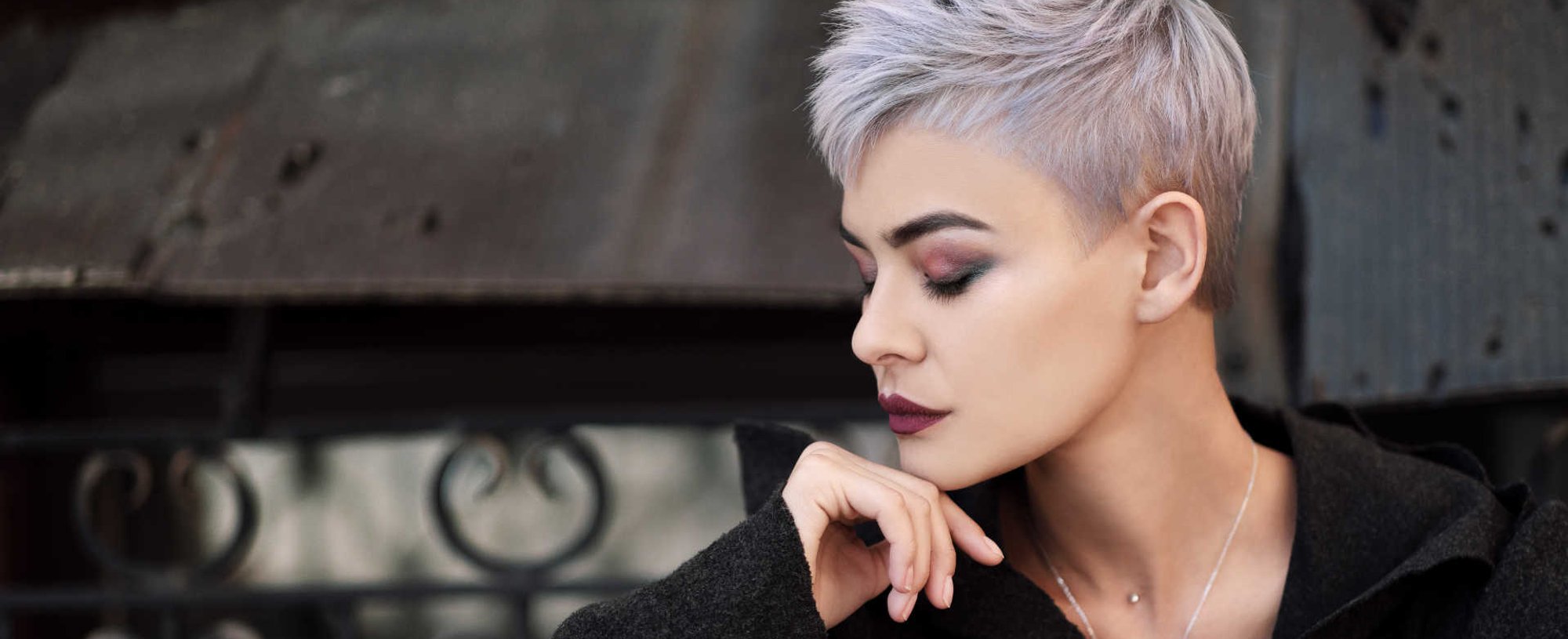 Modelo branca com cabelo curto e platinado