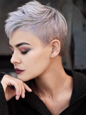 Modelo branca com cabelo curto e platinado