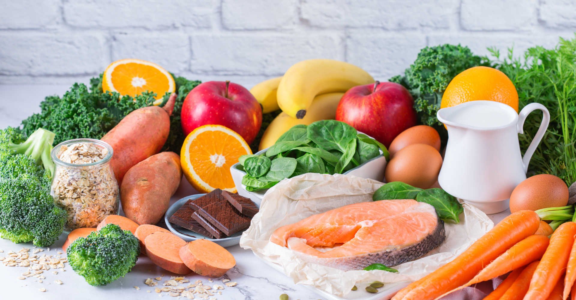 Imagem de uma mesa com legumes, verduras e frutas