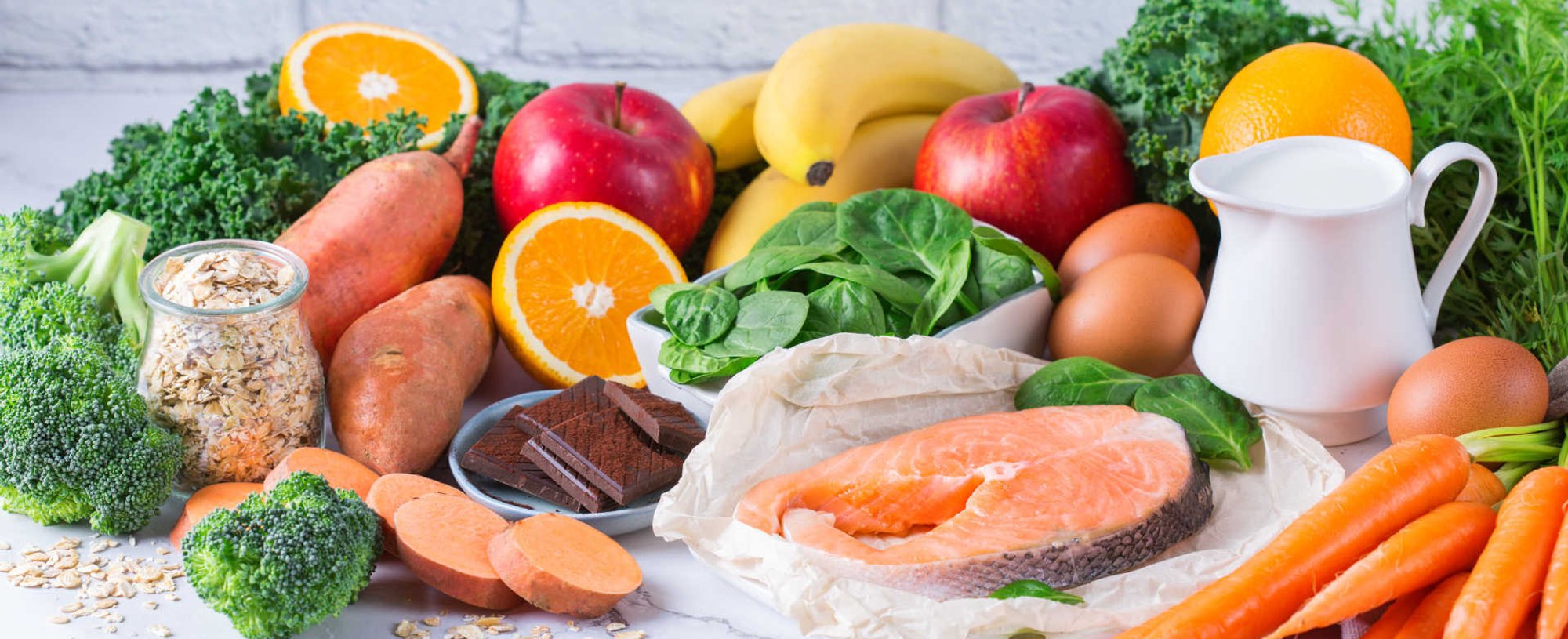 Imagem de uma mesa com legumes, verduras e frutas