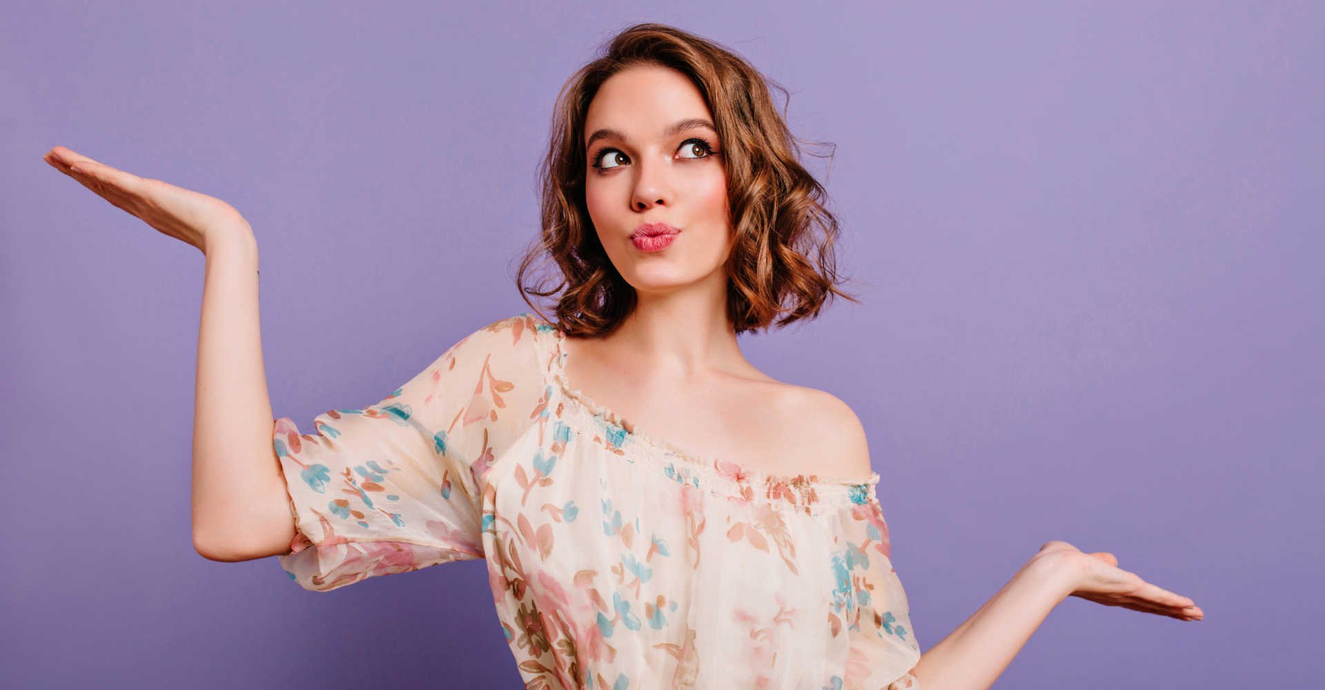 Modelo branca com cabelo curto posando para a foto