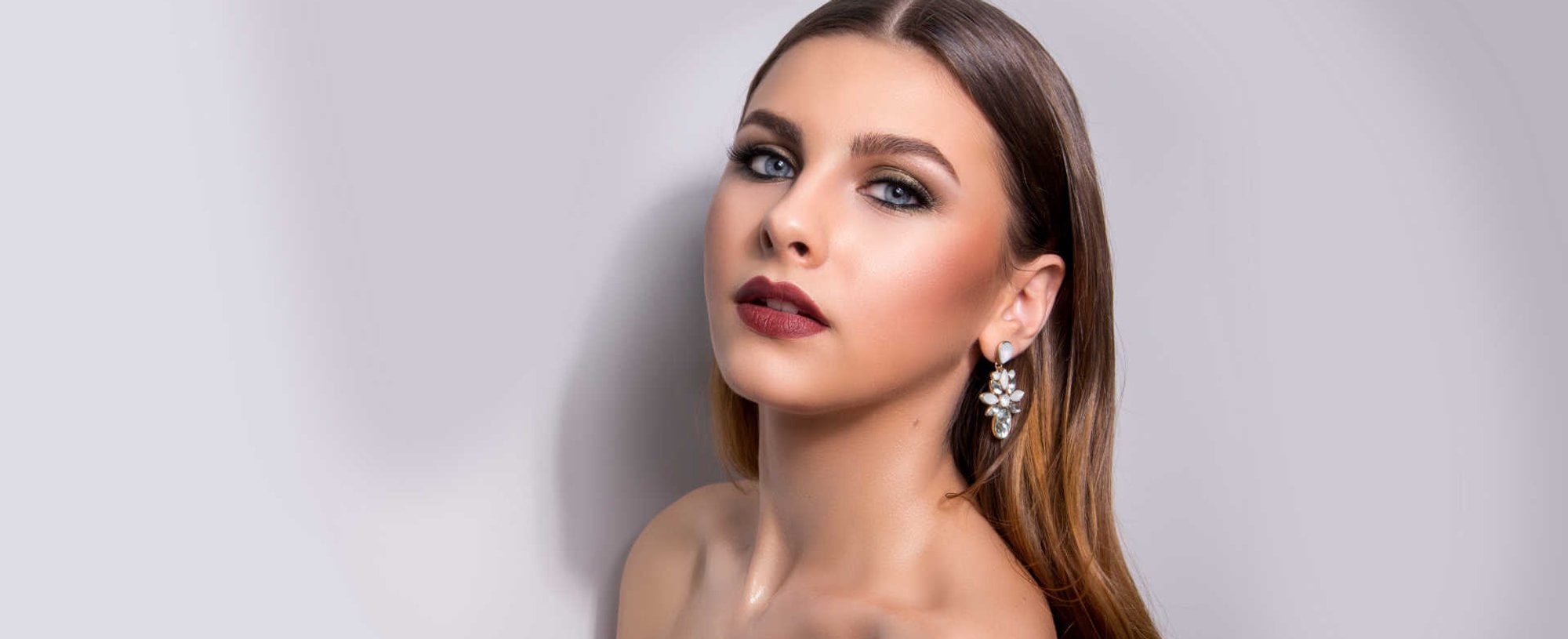 Modelo branca com cabelo liso