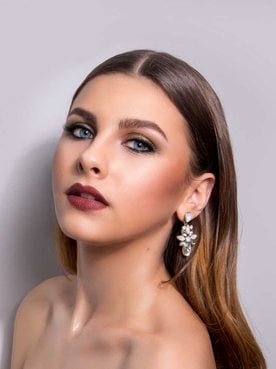 Modelo branca com cabelo liso