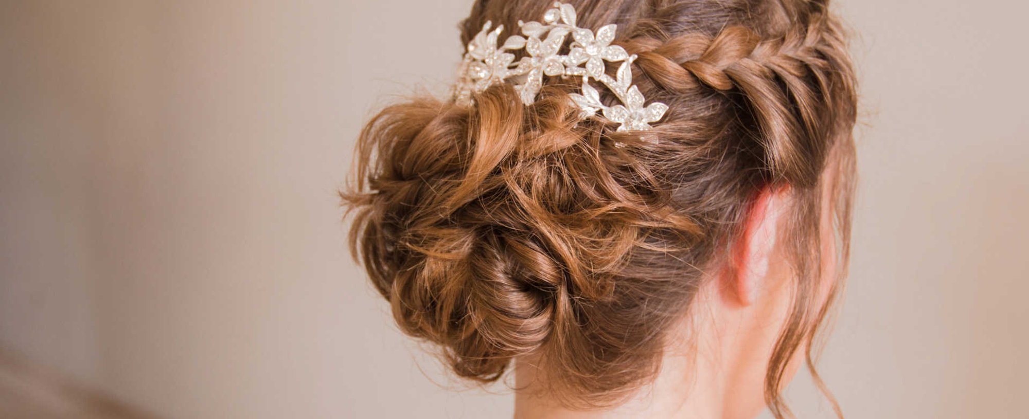 Imagem de penteado com coque loiro