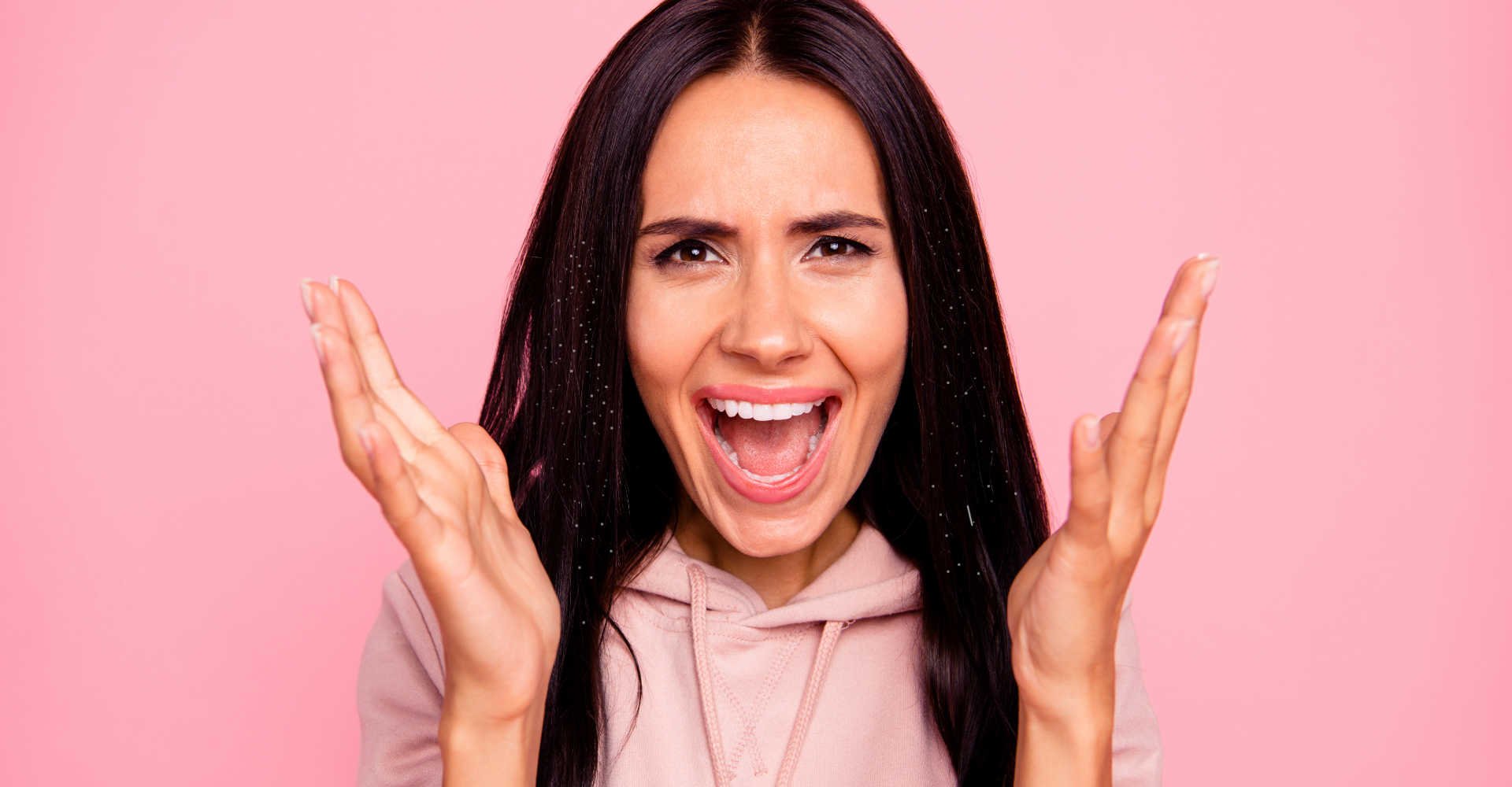 Modelo branca com cabelos pretos