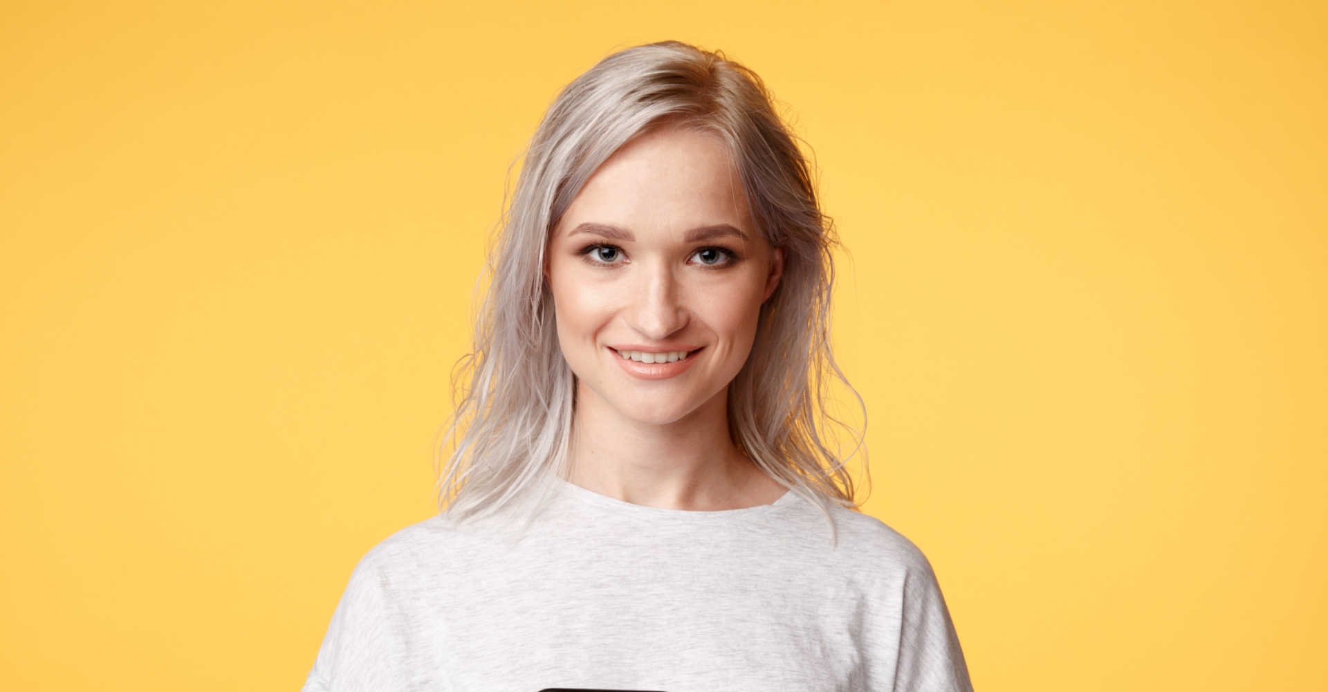 Modelo branca com cabelo loiro acinzentado