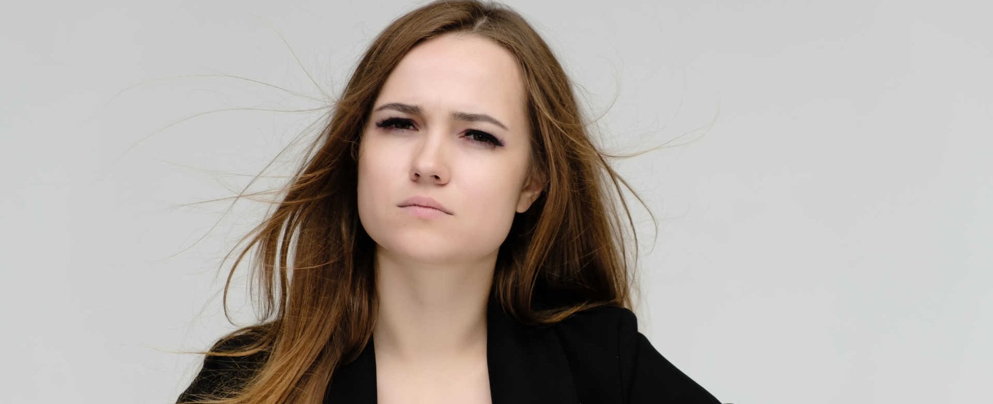 Modelo branca com cabelo liso e loiro