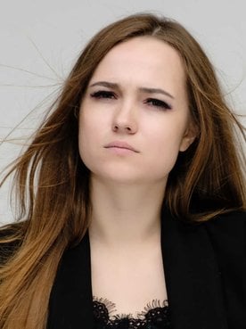 Modelo branca com cabelo liso e loiro