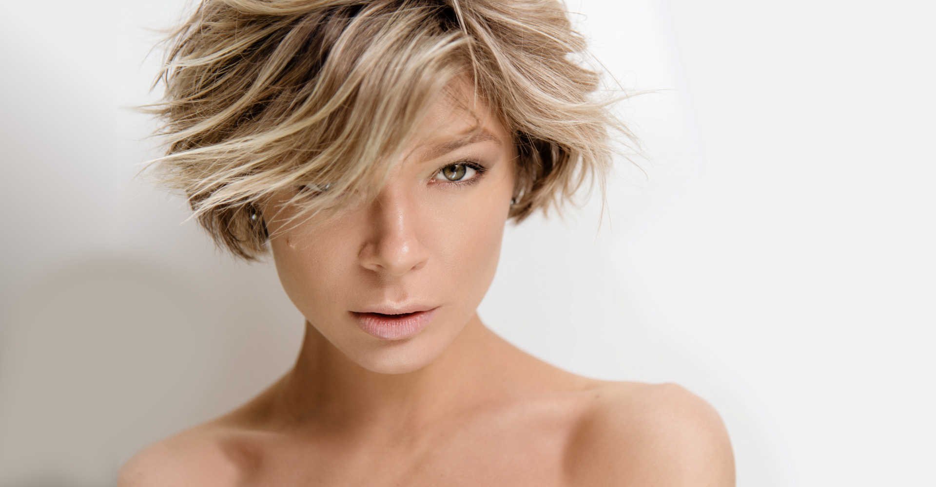 Modelo de cabelo curto bem seria.