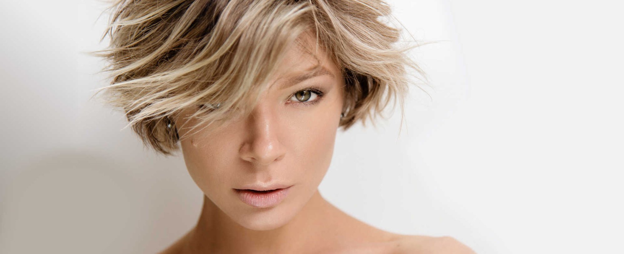 Modelo de cabelo curto bem seria.