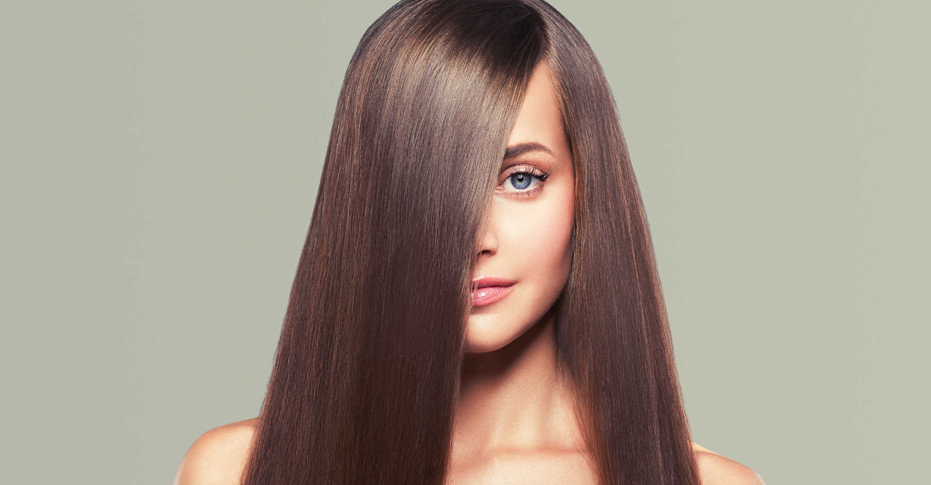 Modelo com cabelos longos e franja