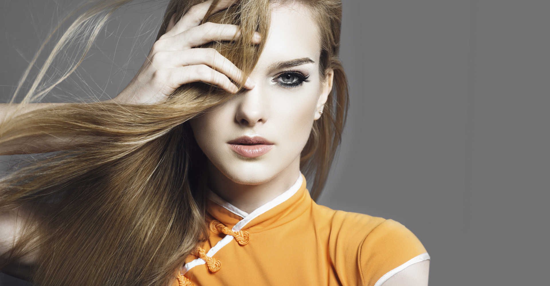 Modelo loira com cabelos finos