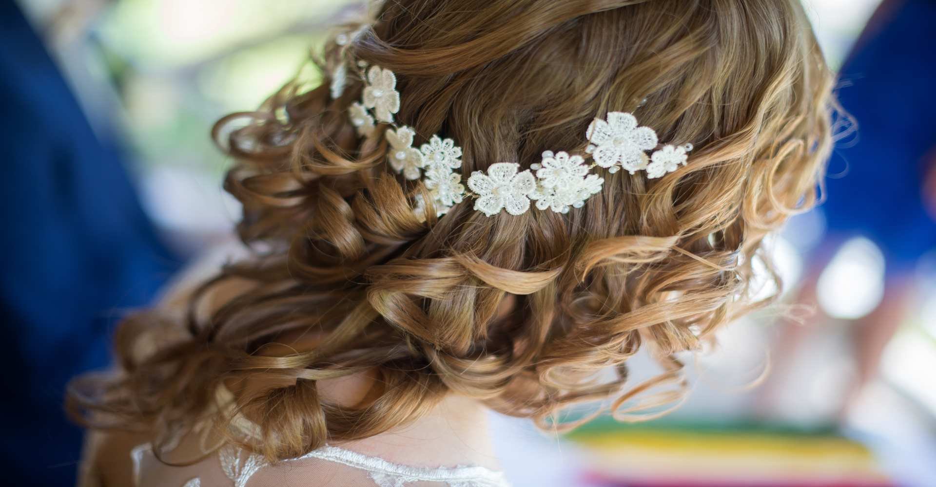 Imagem de um penteado com flores