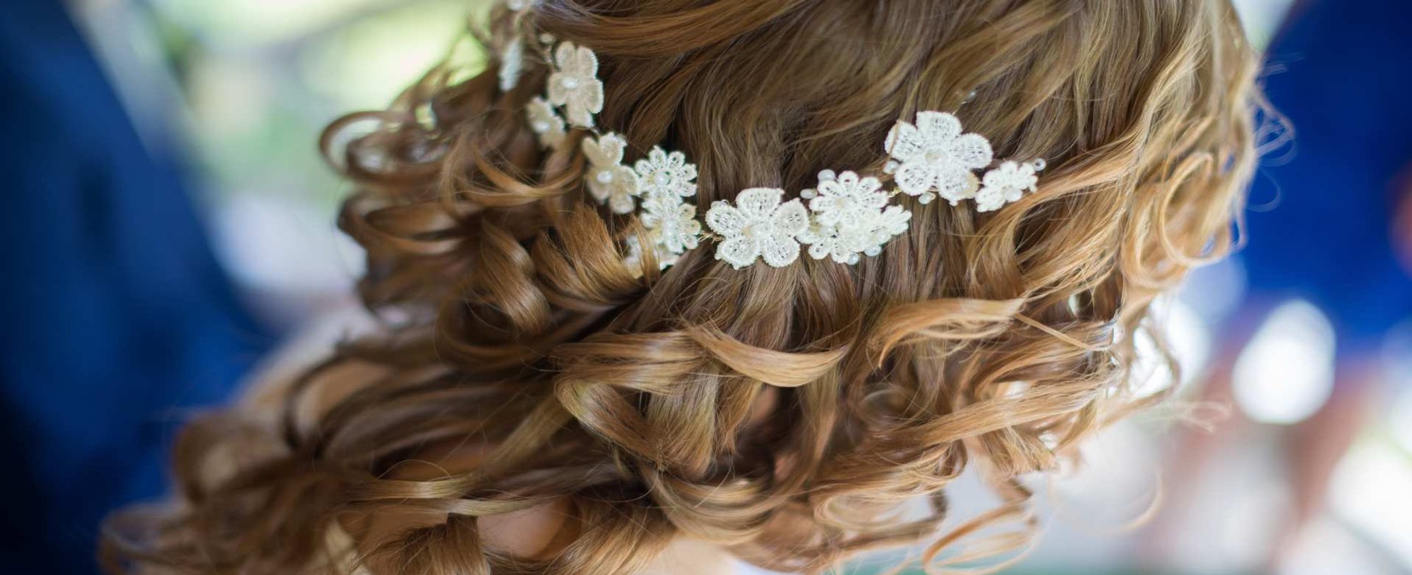 Imagem de um penteado com flores