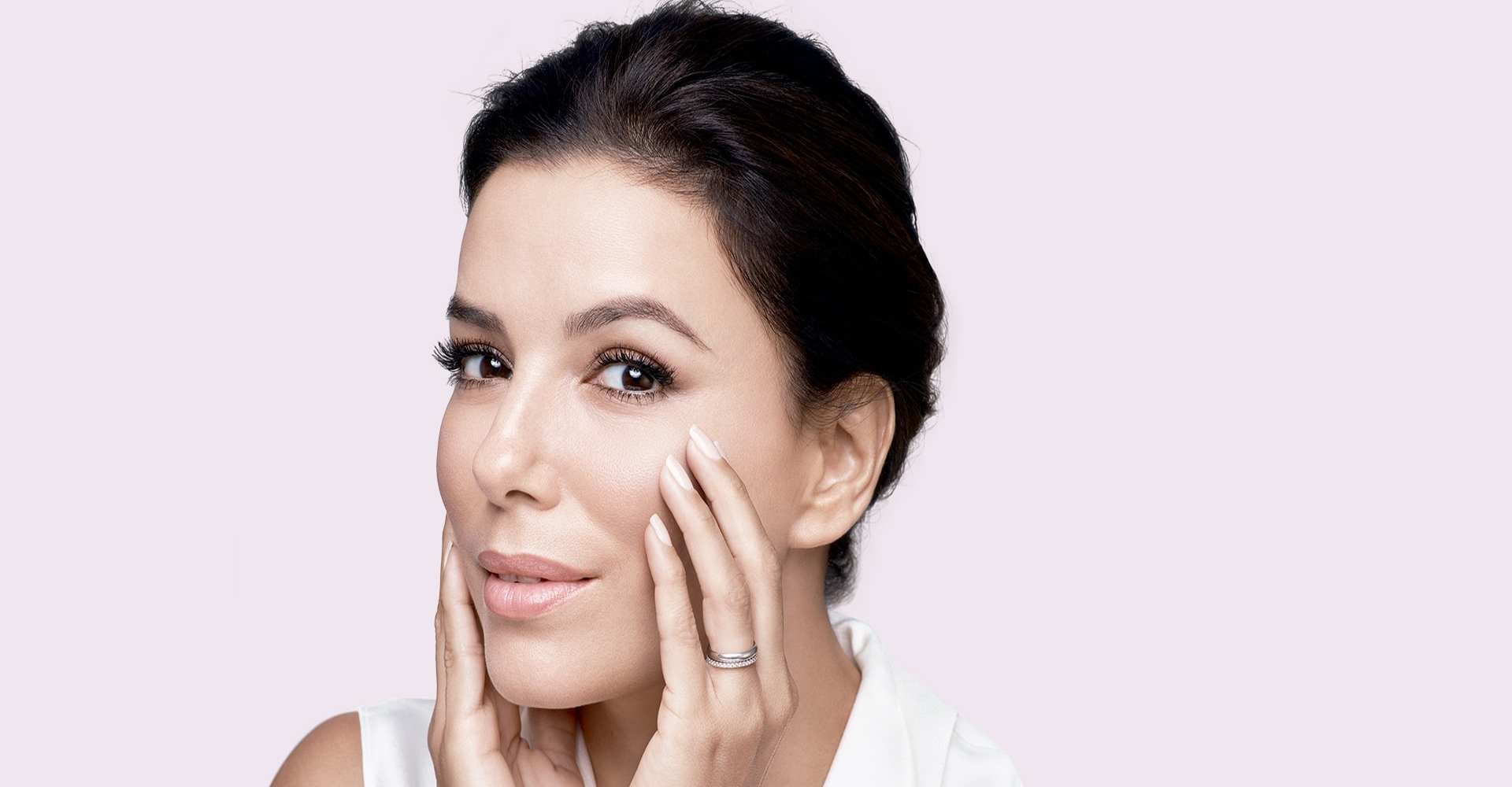 Modelo branca com as mãos no rosto