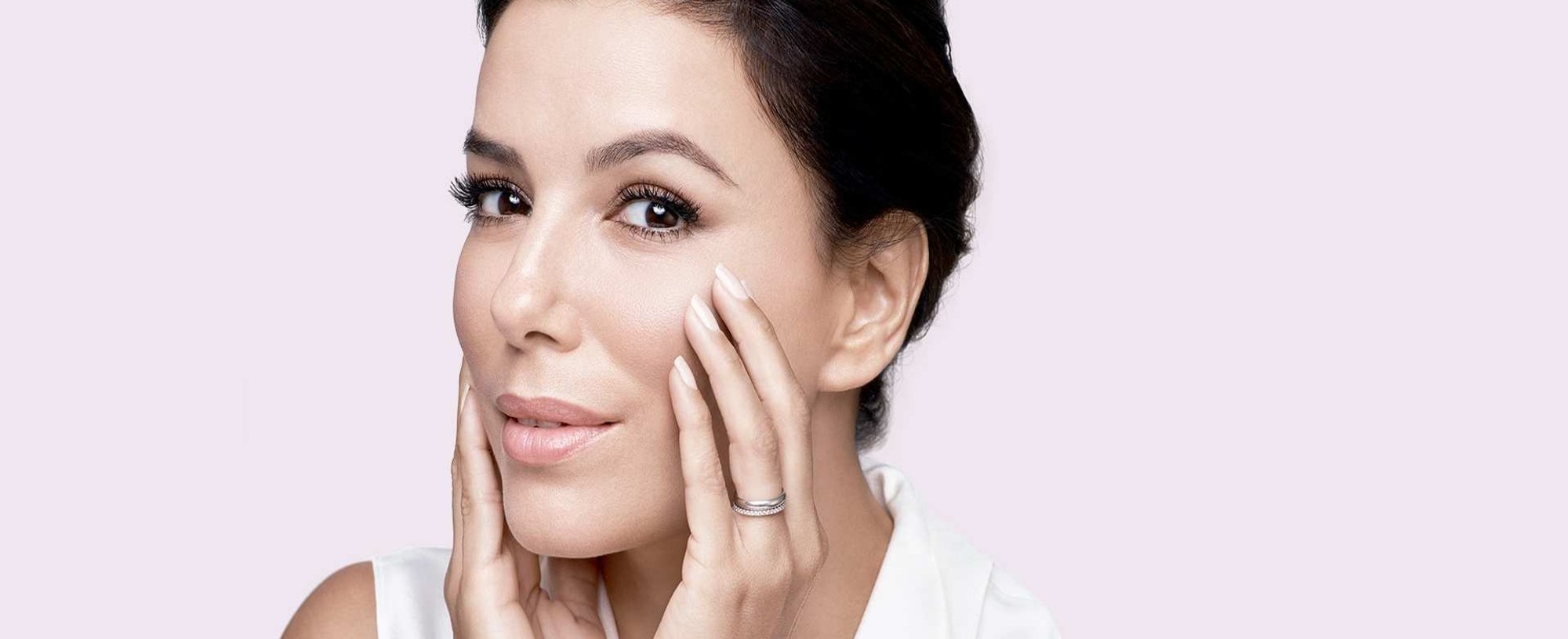 Modelo branca com as mãos no rosto