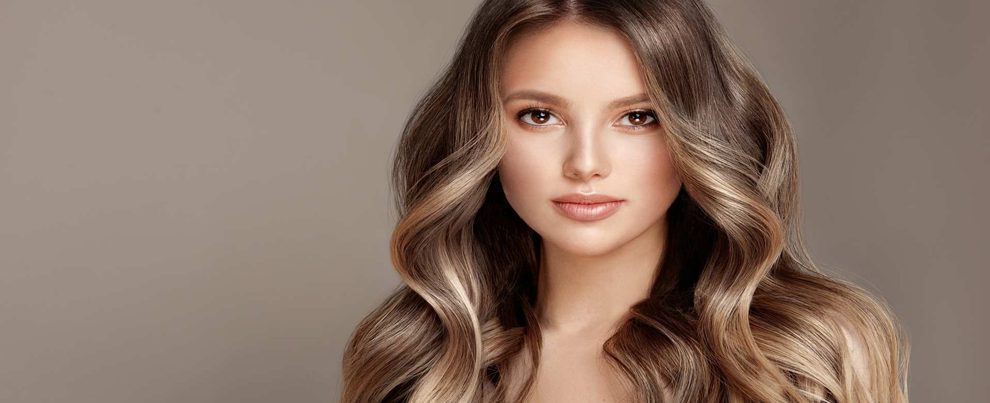 Modelo com mechas loiras no cabelo