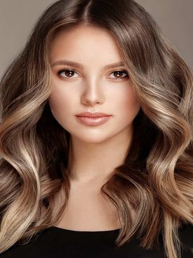 Modelo com mechas loiras no cabelo