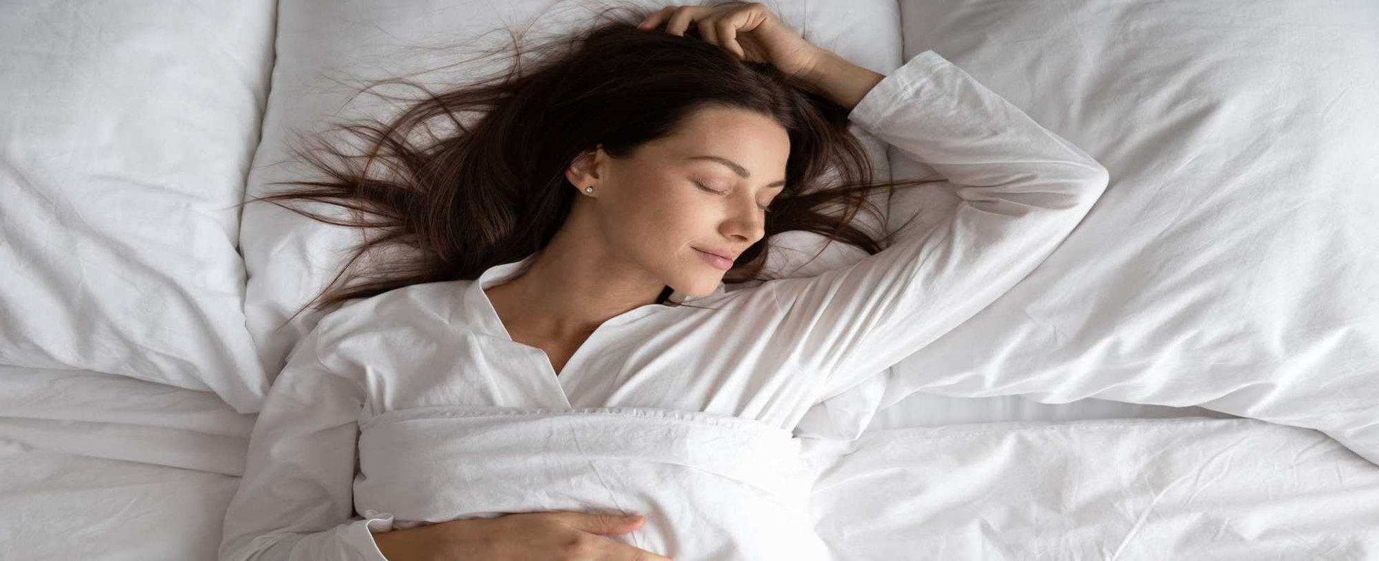 Modelo branca deitada na cama