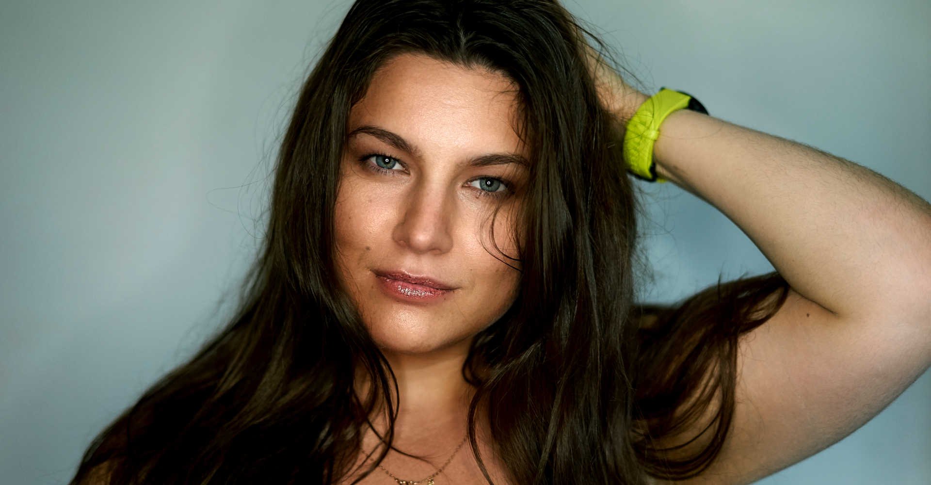 Modelo branca com pele oleosa posando para a foto