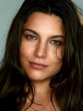 Modelo branca com pele oleosa posando para a foto