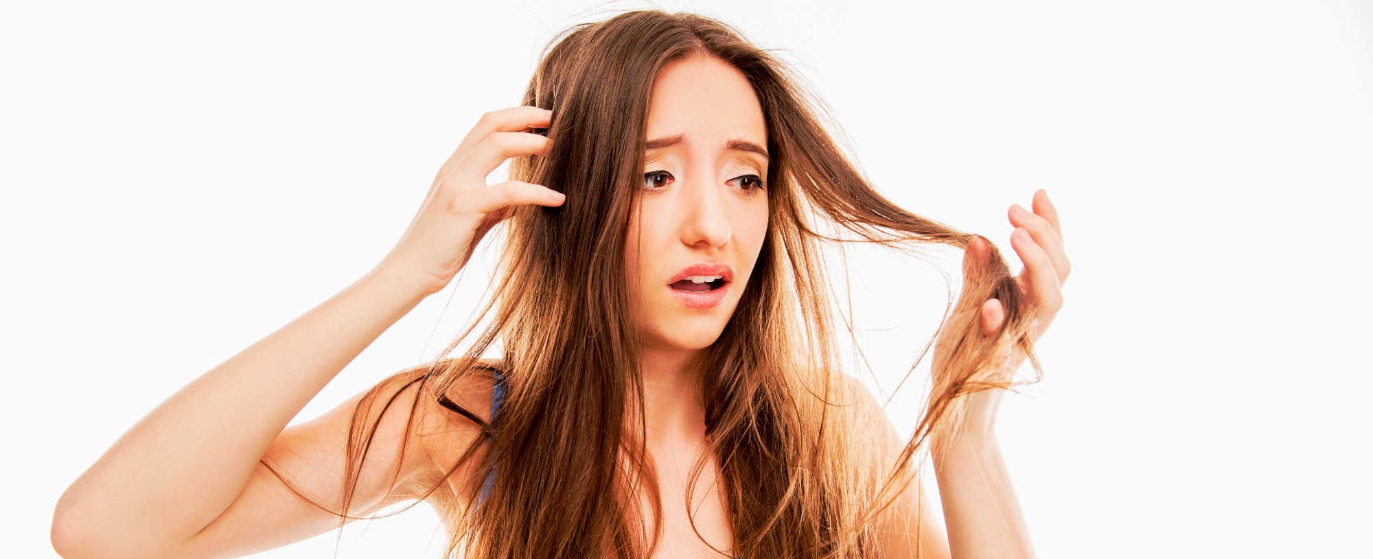 Modelo branca analisando seu cabelo