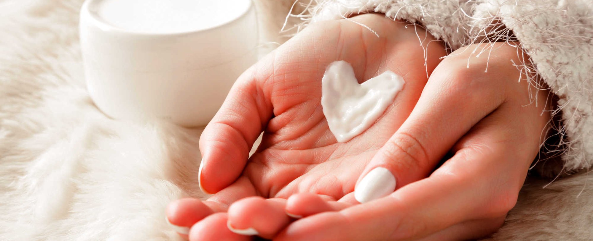 Imagem de uma mão com creme