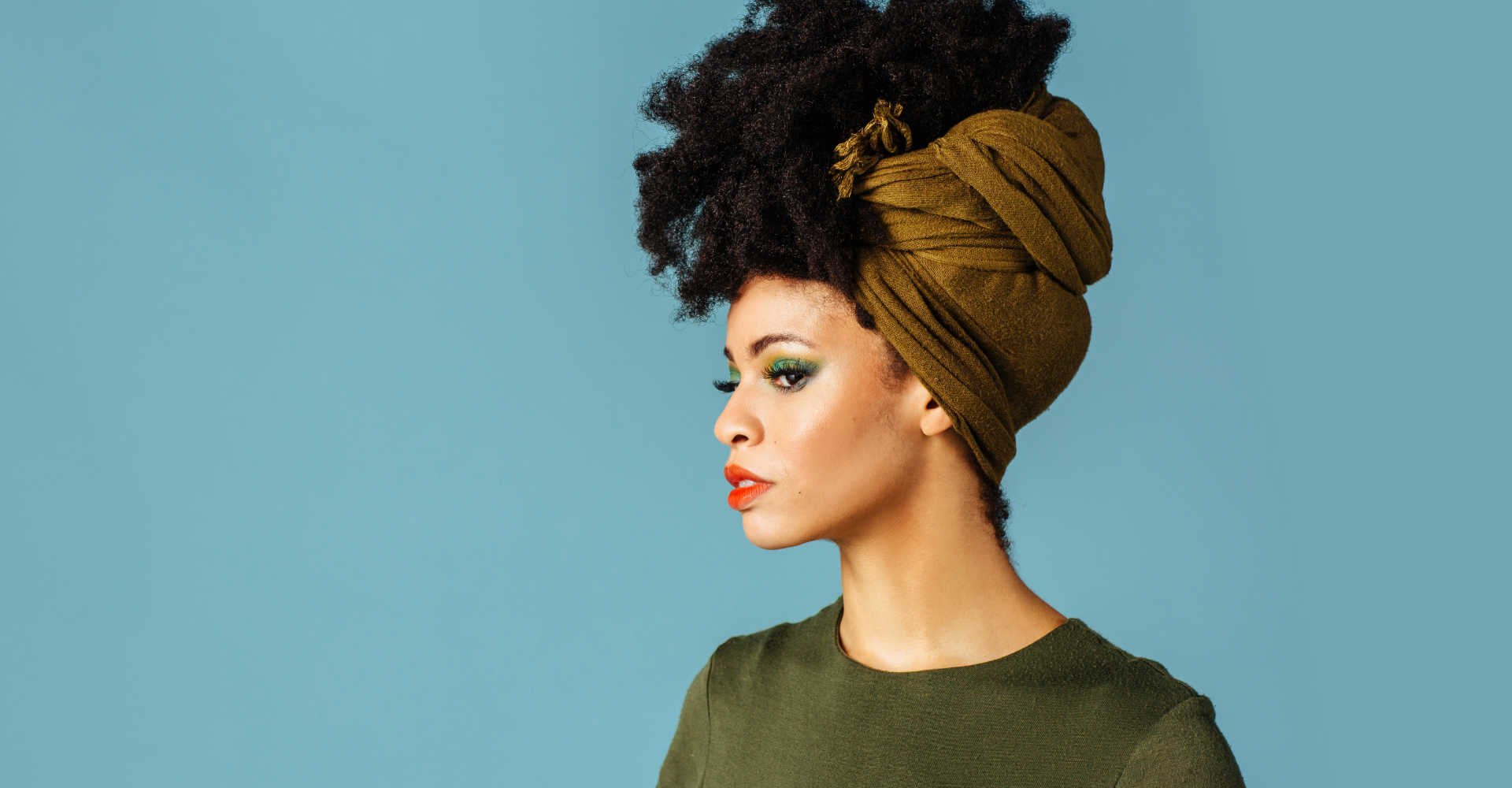 Modelo negra com turbante no cabelo