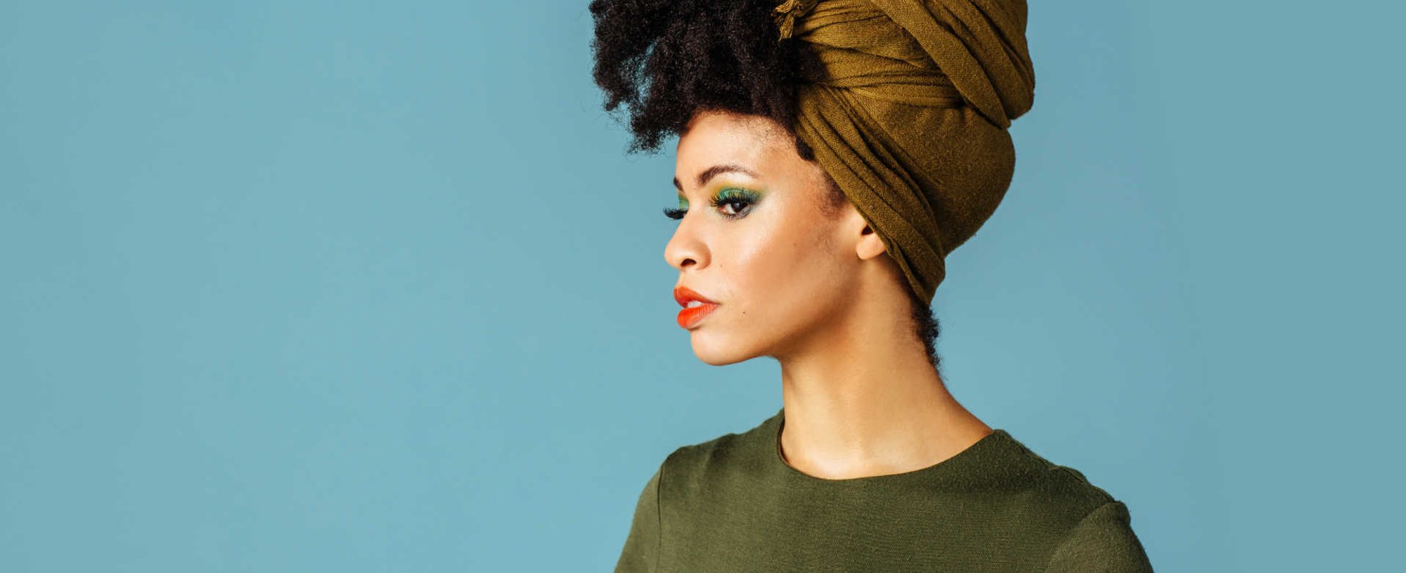Modelo negra com turbante no cabelo