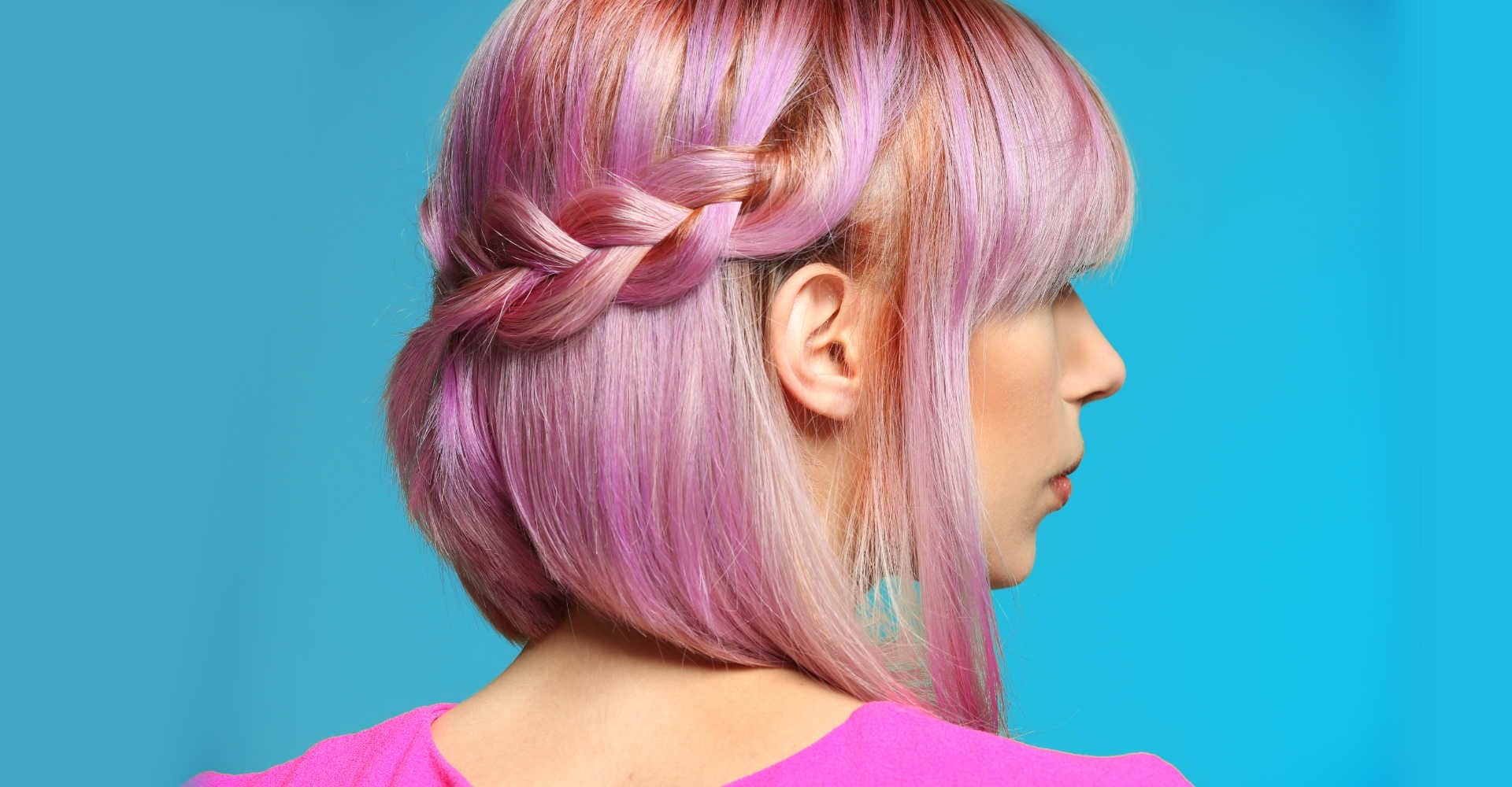 Modelo com cabelo rosa, semi preso e trançado