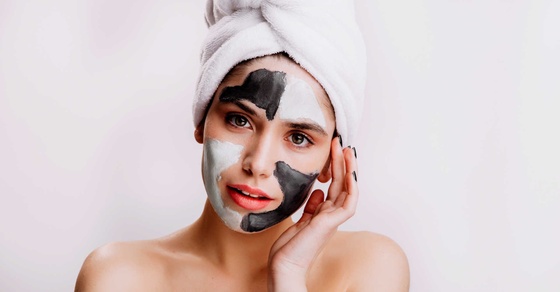 Modelo com argila verde e preta no rosto