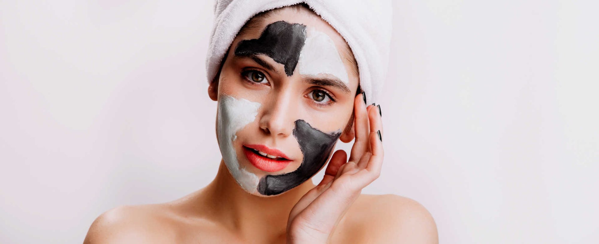 Modelo com argila verde e preta no rosto