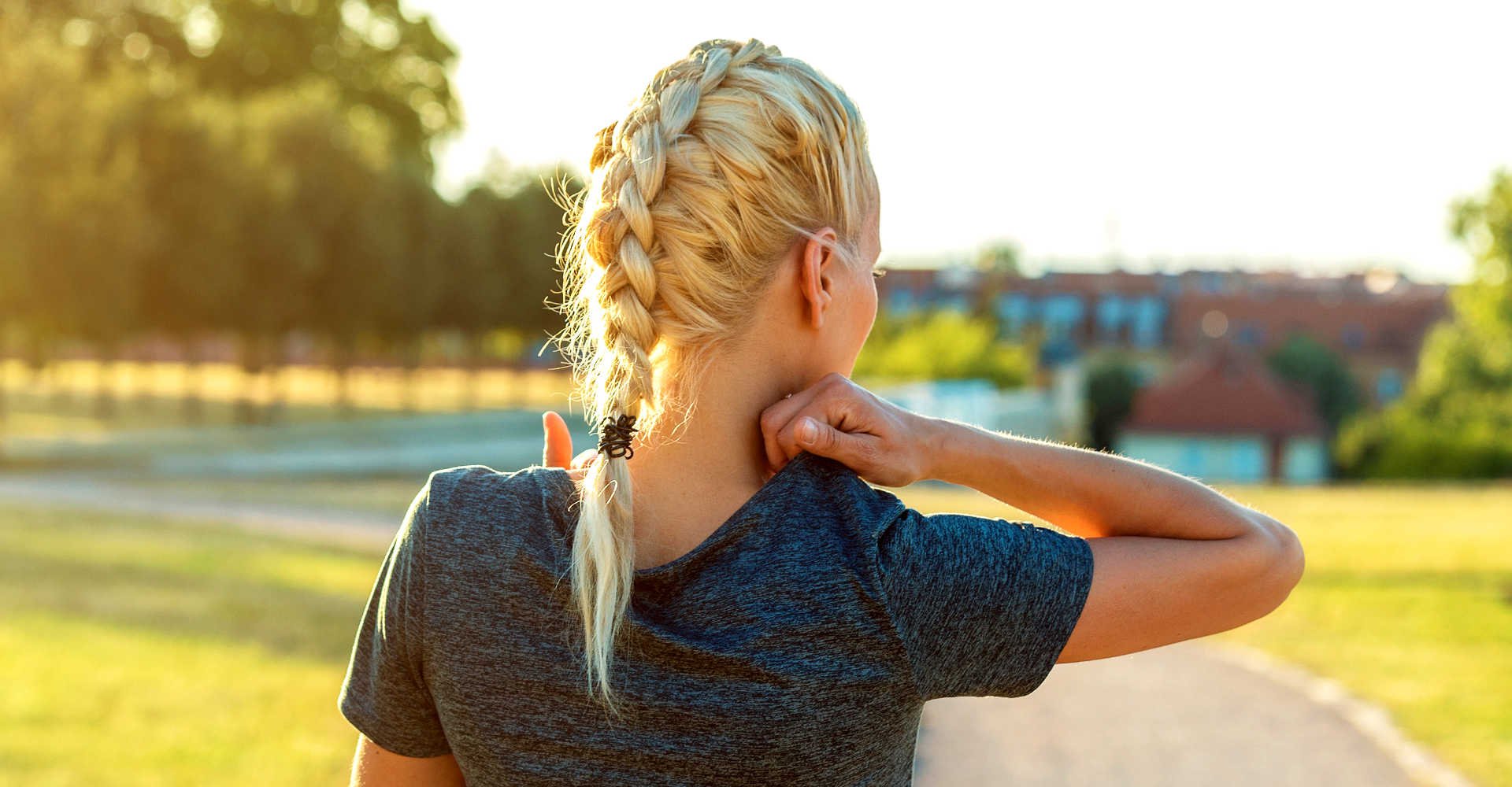 Modelo loira de costas com cabelo trançado