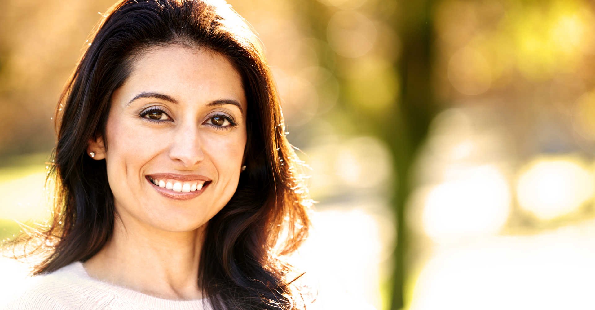 Modelo branca sorrindo com cabelo preto