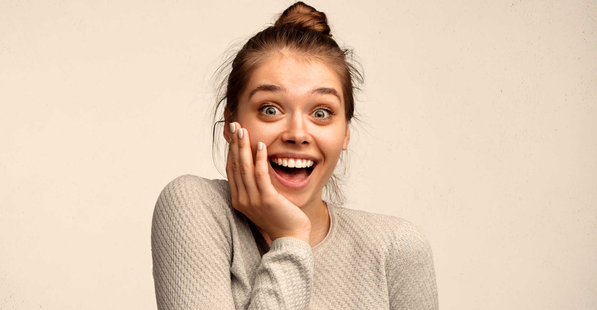 Modelo branca com expressão de surpresa