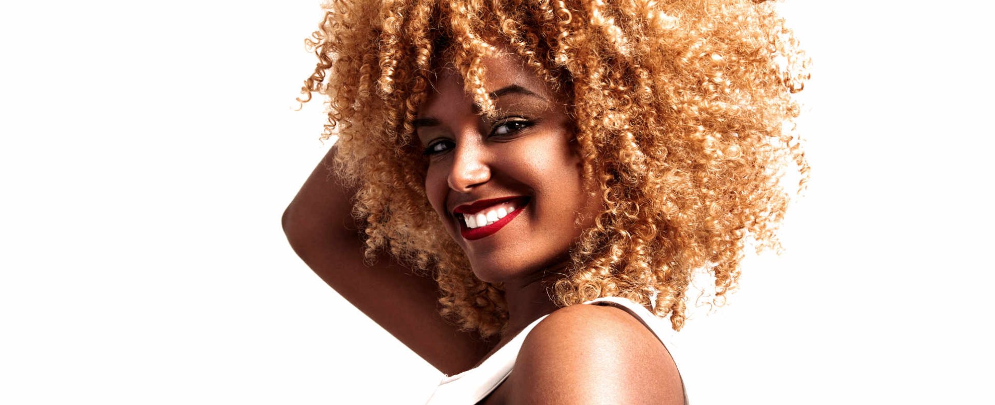 Modelo negra sorrindo com cabelo loiro