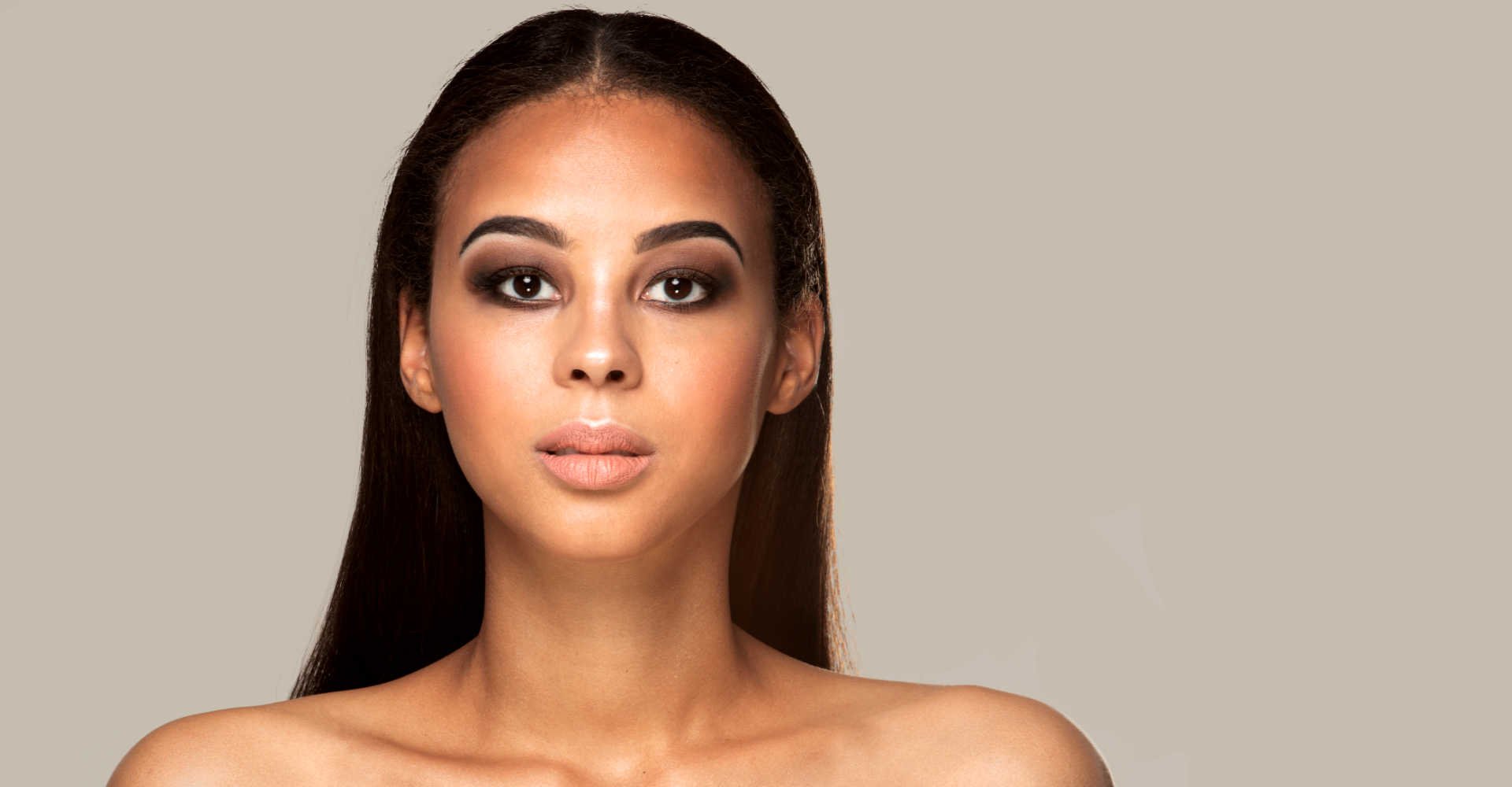 Modelo negra com cabelo liso posando para foto