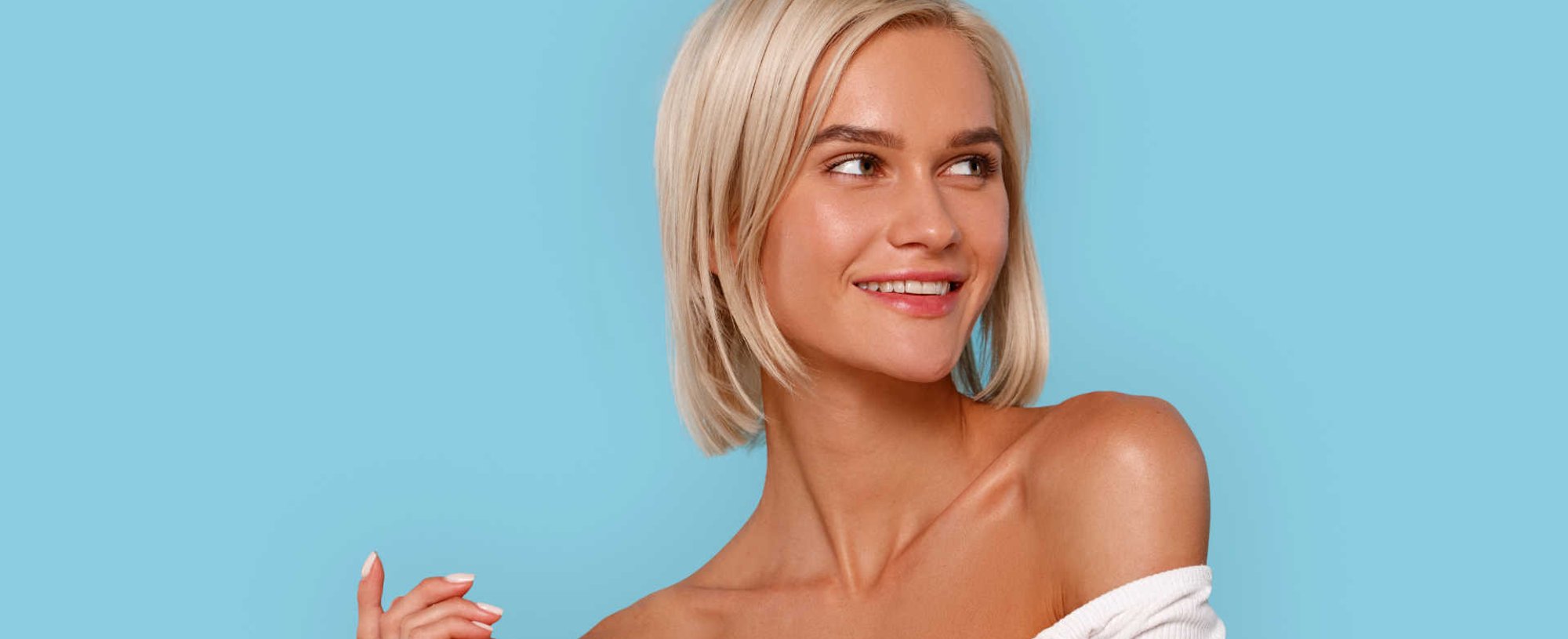Modelo branca e loira com cabelo curto