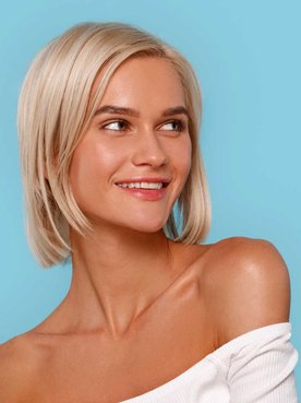 Modelo branca e loira com cabelo curto