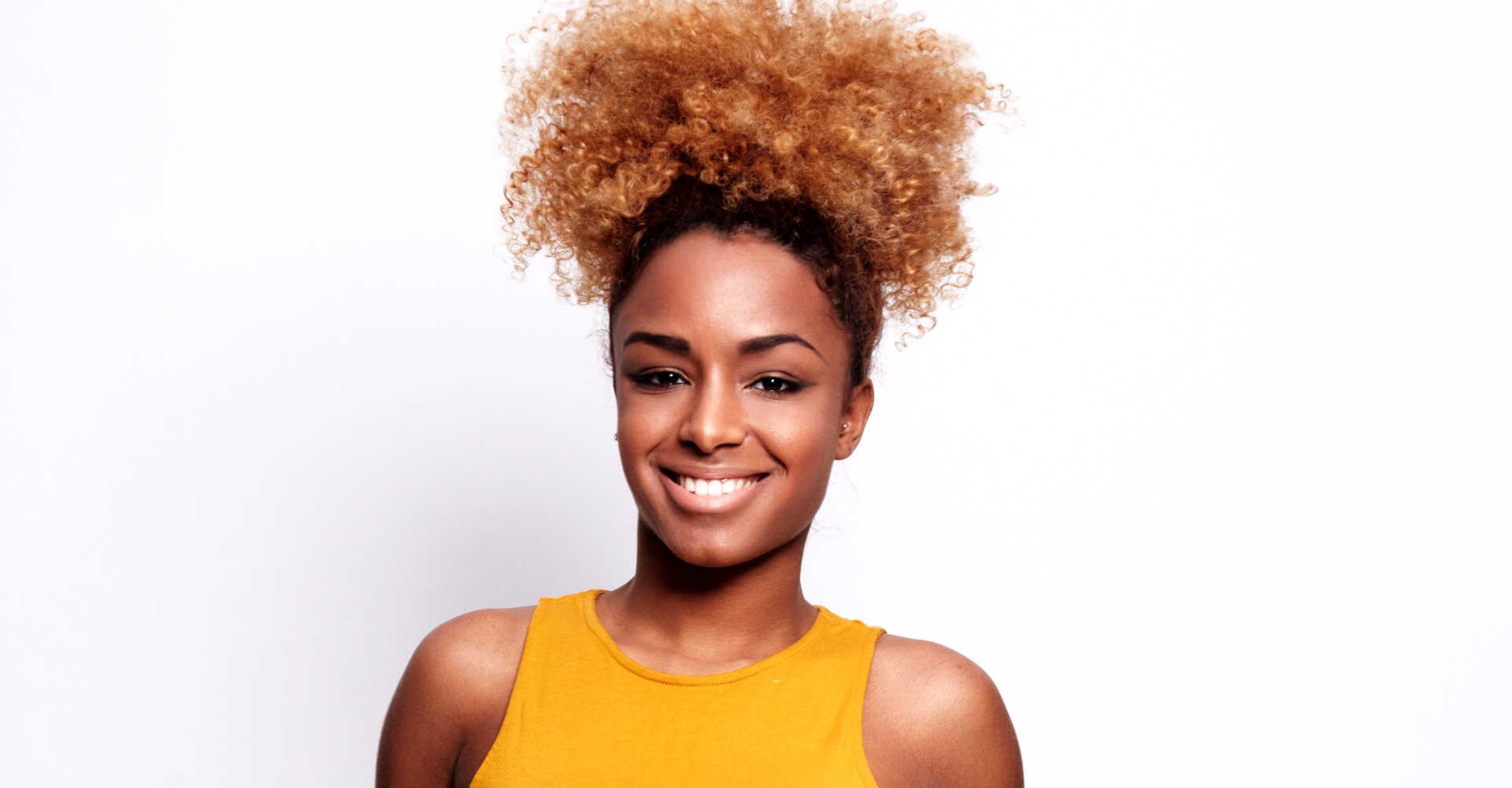 Modelo negra com cachos amarrado posando para a foto