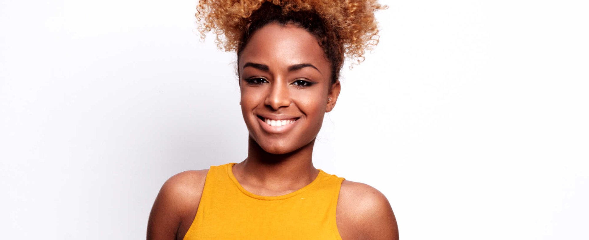 Modelo negra com cachos amarrado posando para a foto