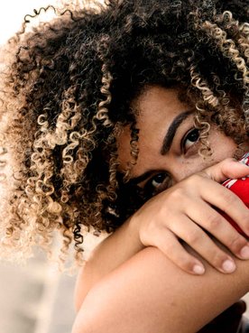2678 Cabelo Cacheado Com Luzes Saiba Como Cuidar Dos Cachos Depois Da Coloracao