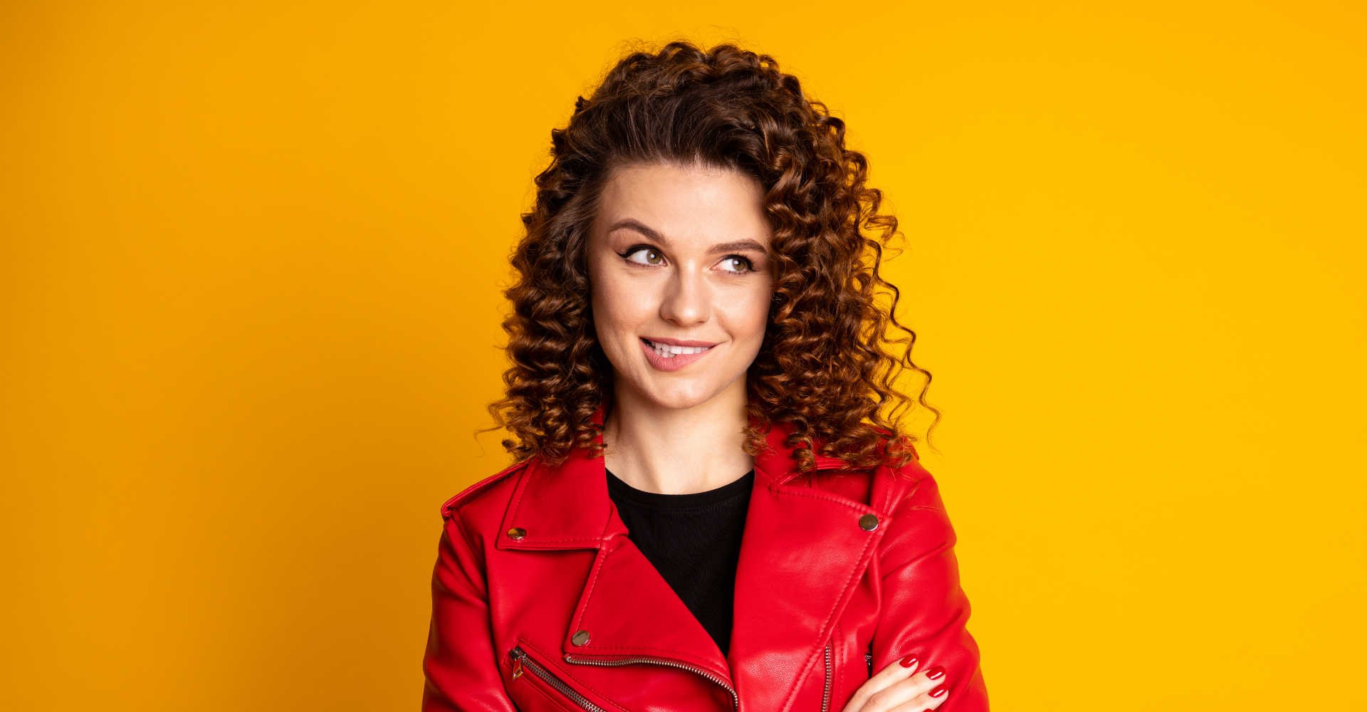 Modelo branca com cabelo cacheado