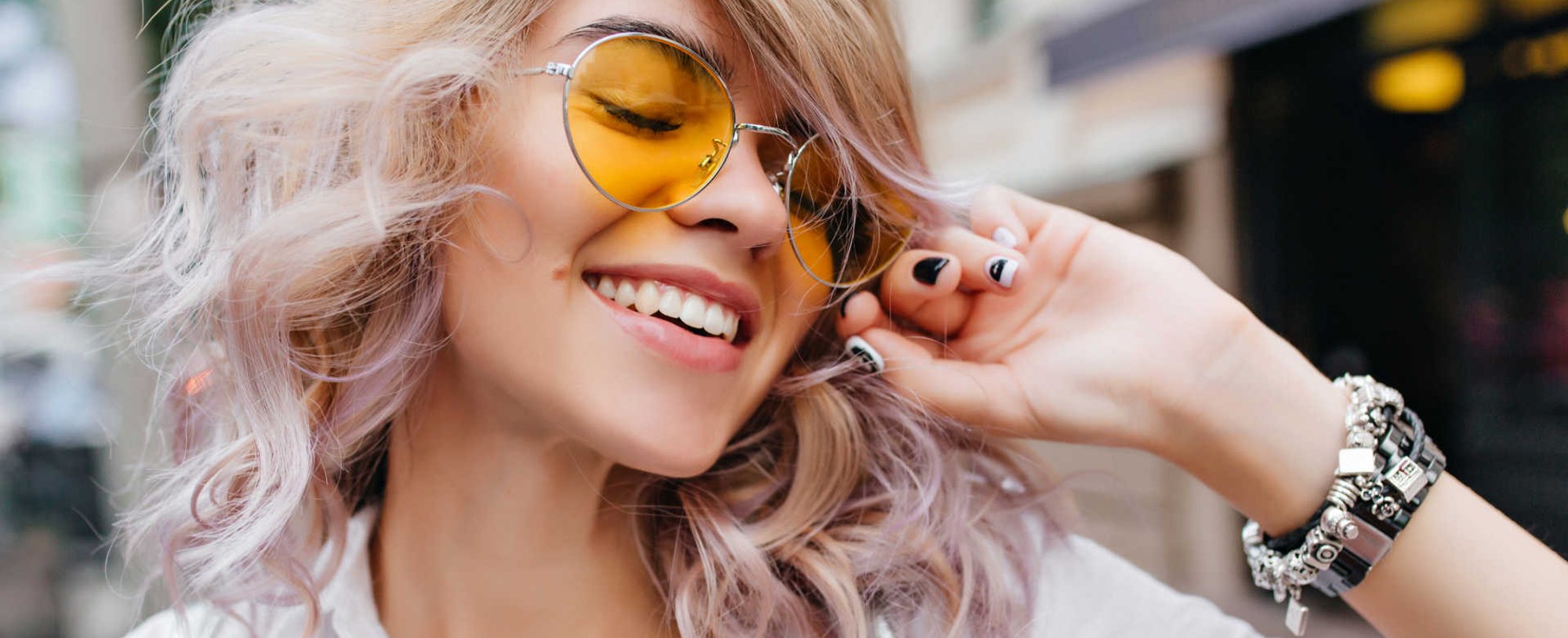 Modelo de óculos de sol e cabelo descolorido